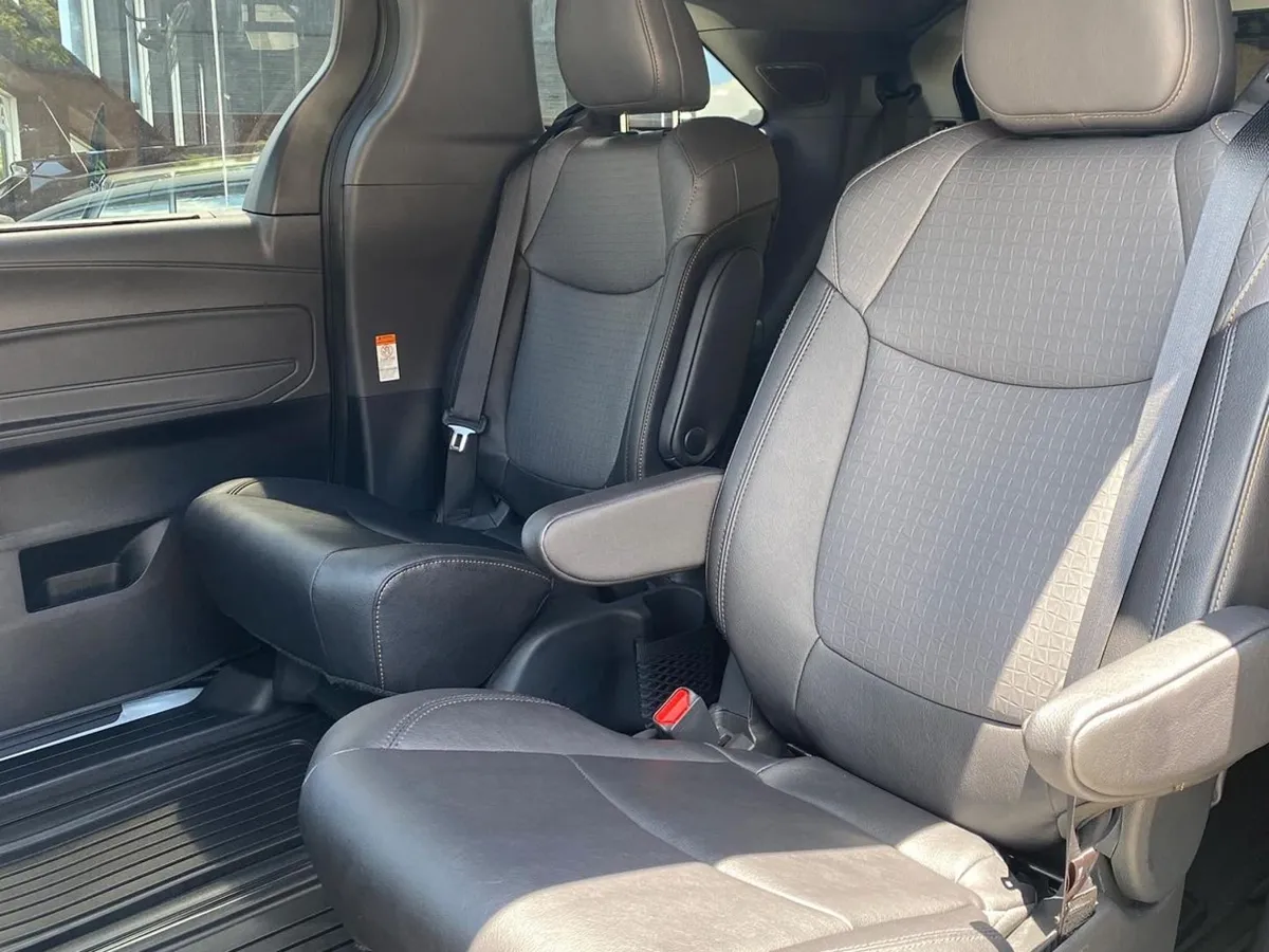 2024 Toyota Sienna XLE sunroof plata7