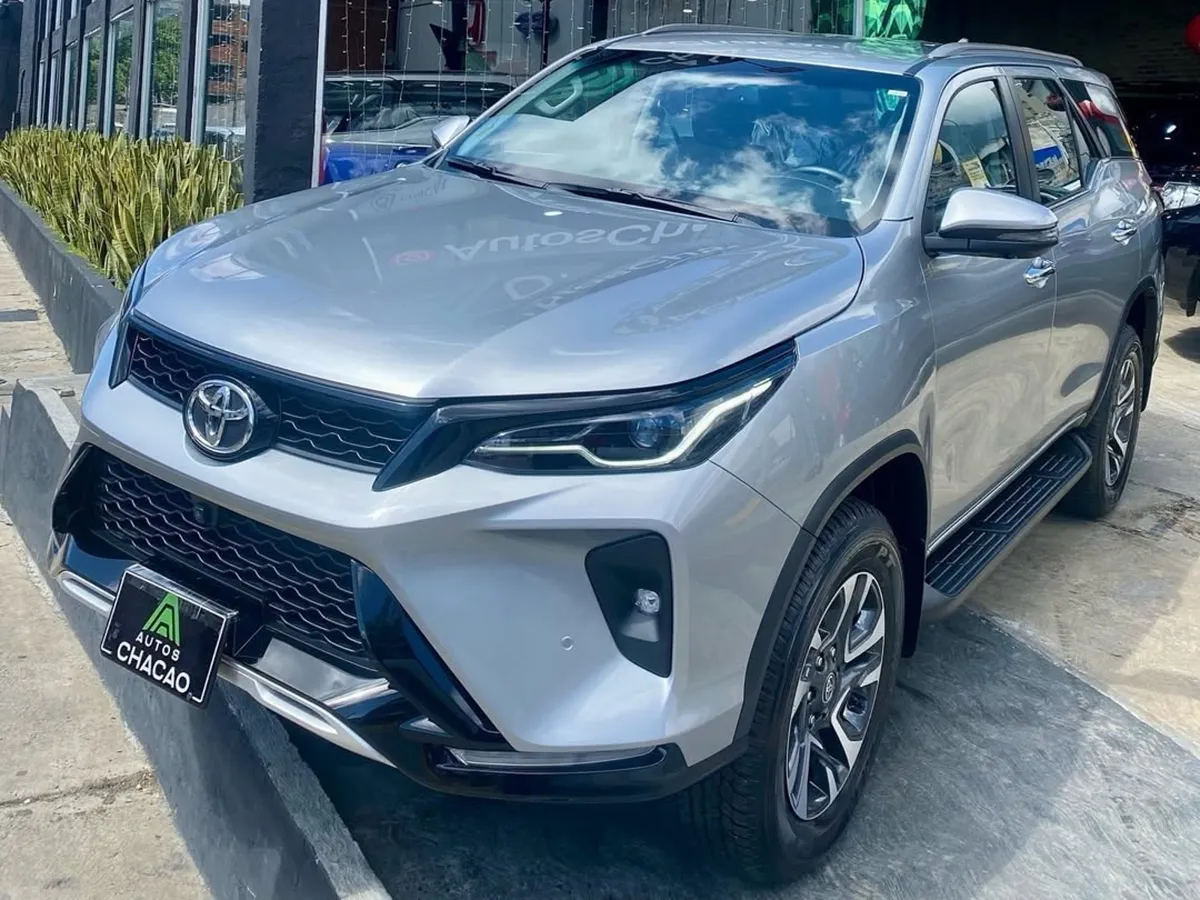 Toyota Fortuner SW4 SRX 2025 Plateado Caracas