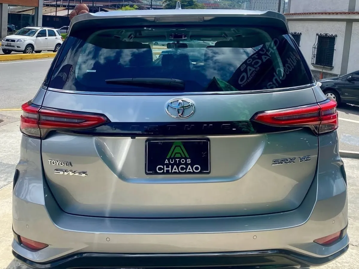 Toyota Fortuner SW4 SRX 2025 Plateado Caracas