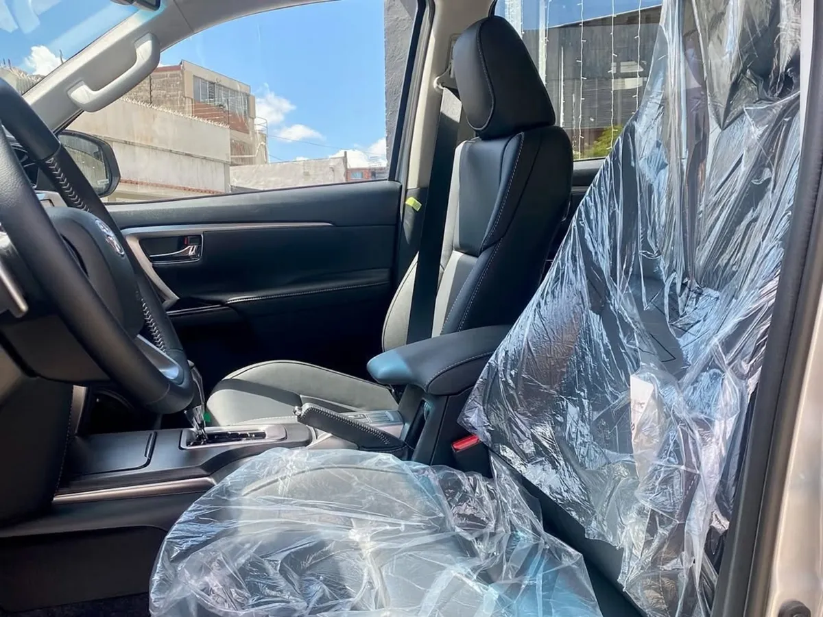 Toyota Fortuner SW4 SRX 2025 Plateado Caracas