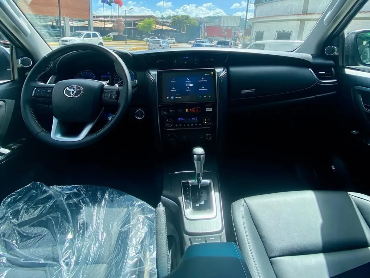 Toyota Fortuner SW4 SRX 2025 Plateado Caracas