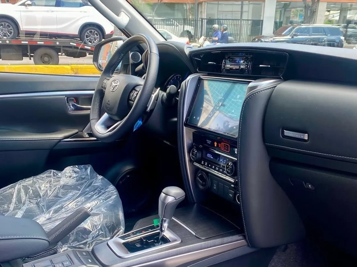 Toyota Fortuner SW4 SRX 2025 Plateado Caracas