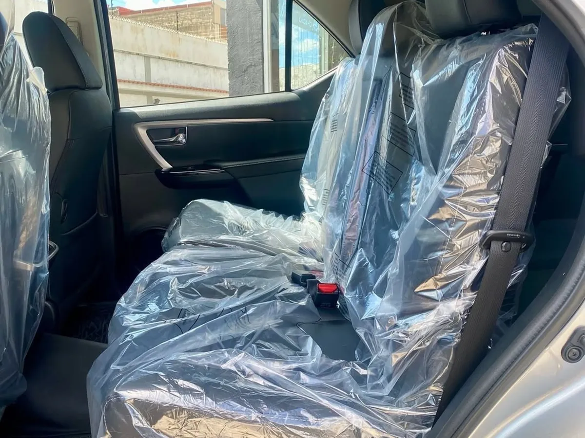 2025 Toyota Fortuner SW4 SRX color plateado7