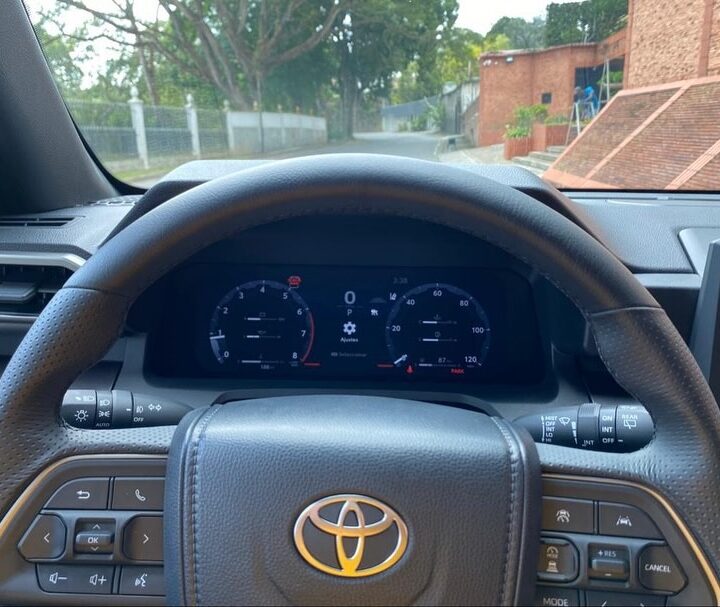 4Runner TRD Off Road 2025 plata suv8