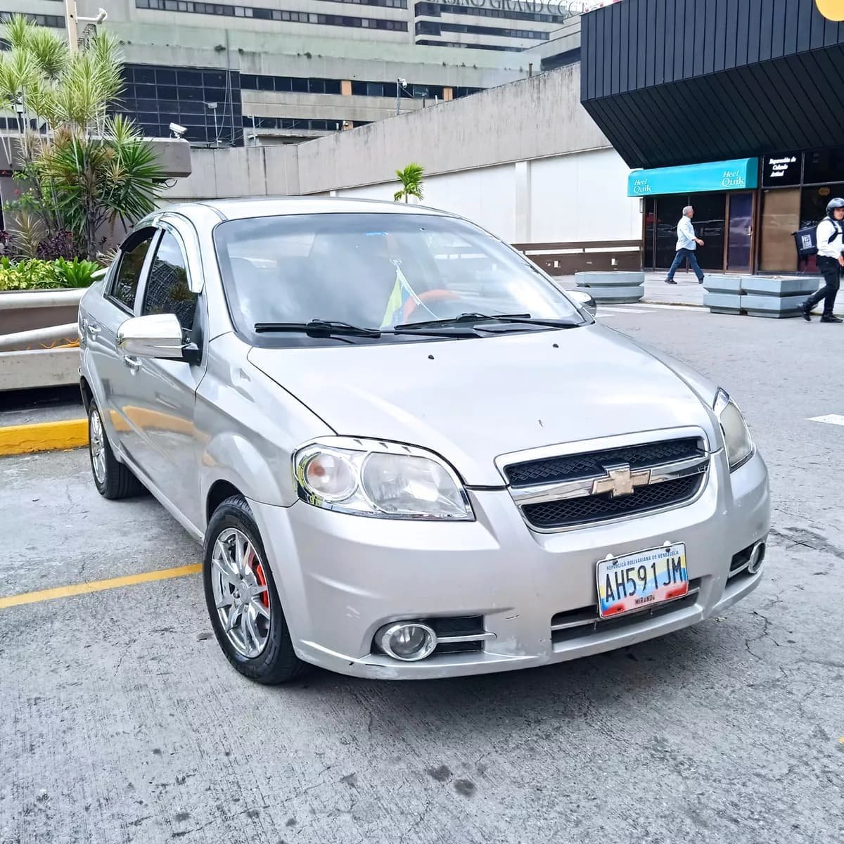 Chevrolet Aveo Lt Plateado Modelo 2011
