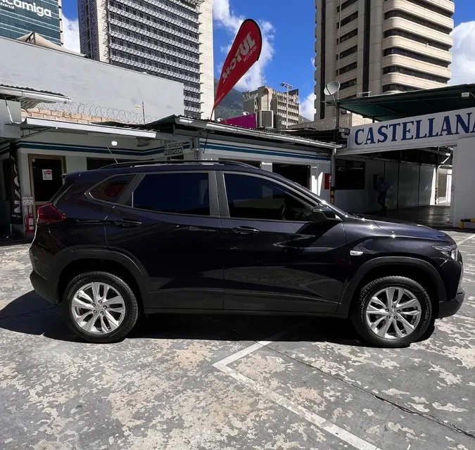 Chevrolet Tracker GL 2024 Gris1