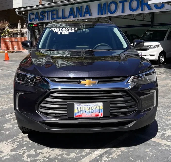 Chevrolet Tracker GL 2024 Gris2