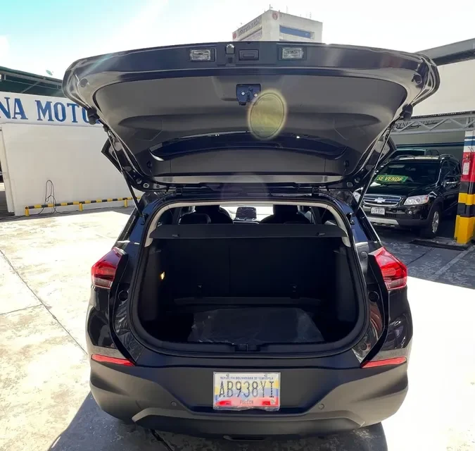 Chevrolet Tracker GL 2024 Gris3