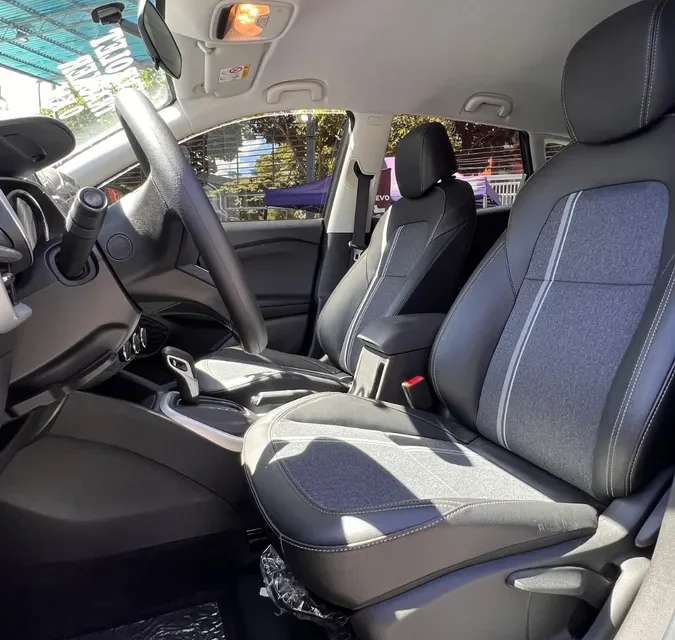 Chevrolet Tracker GL 2024 Gris4