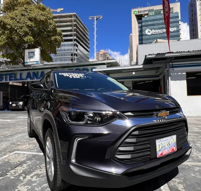 Chevrolet Tracker GL 2024 Gris7