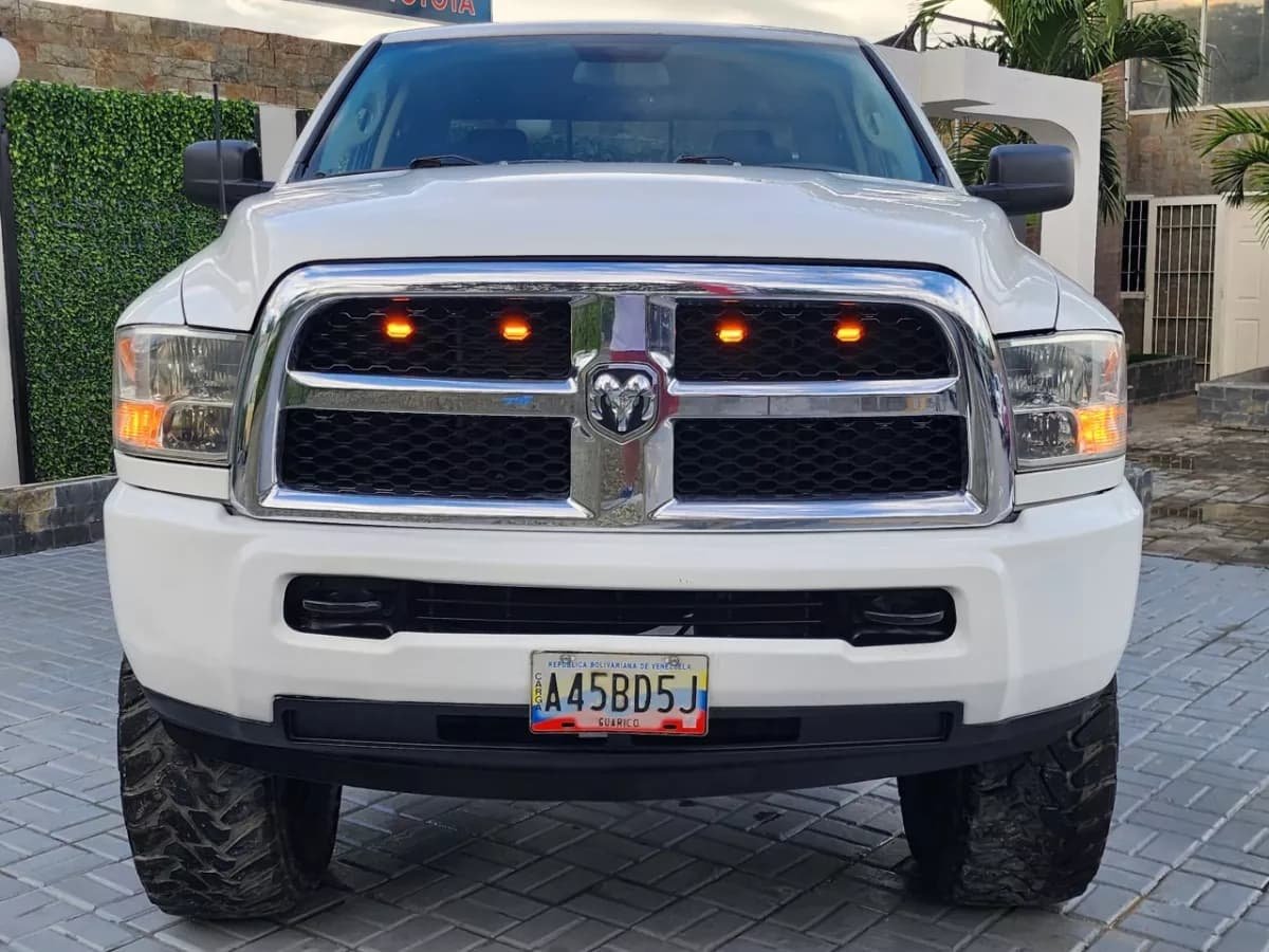 Dodge Ram blanca Modelo 2016