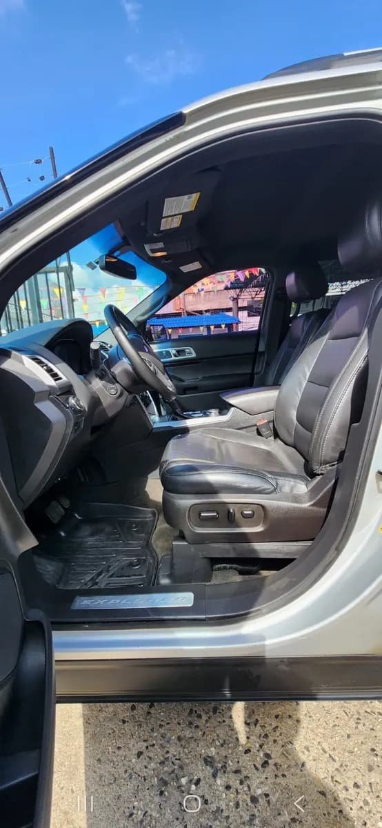 Ford Explorer Limited 2014 4x4 Plateado