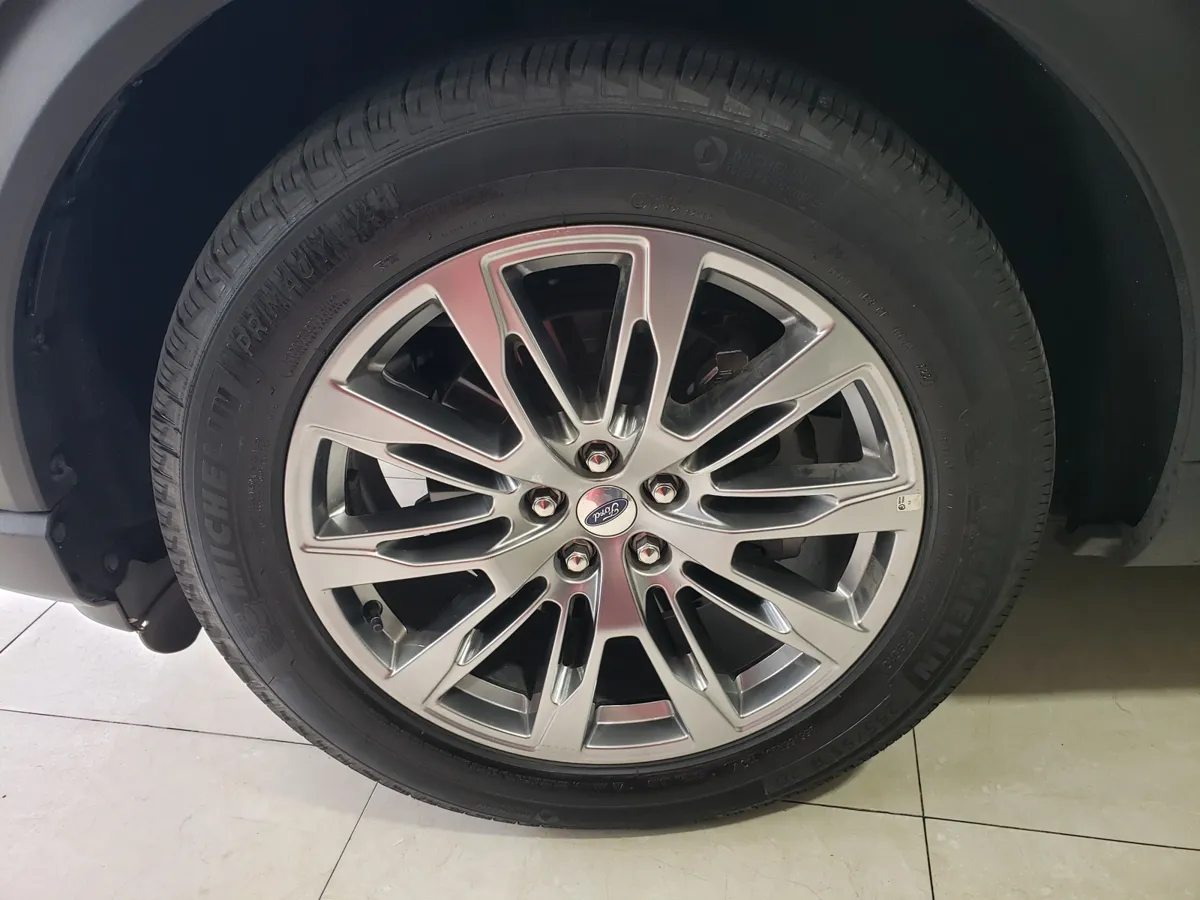 Ford Explorer Platinum suv 2025 blanco11