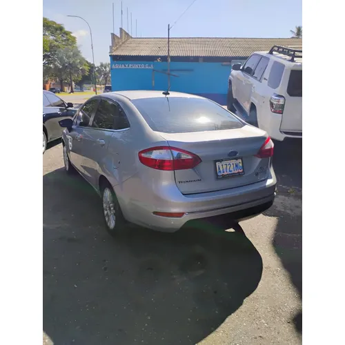 Ford Fiesta Titanium 2017 Plateado Maracay