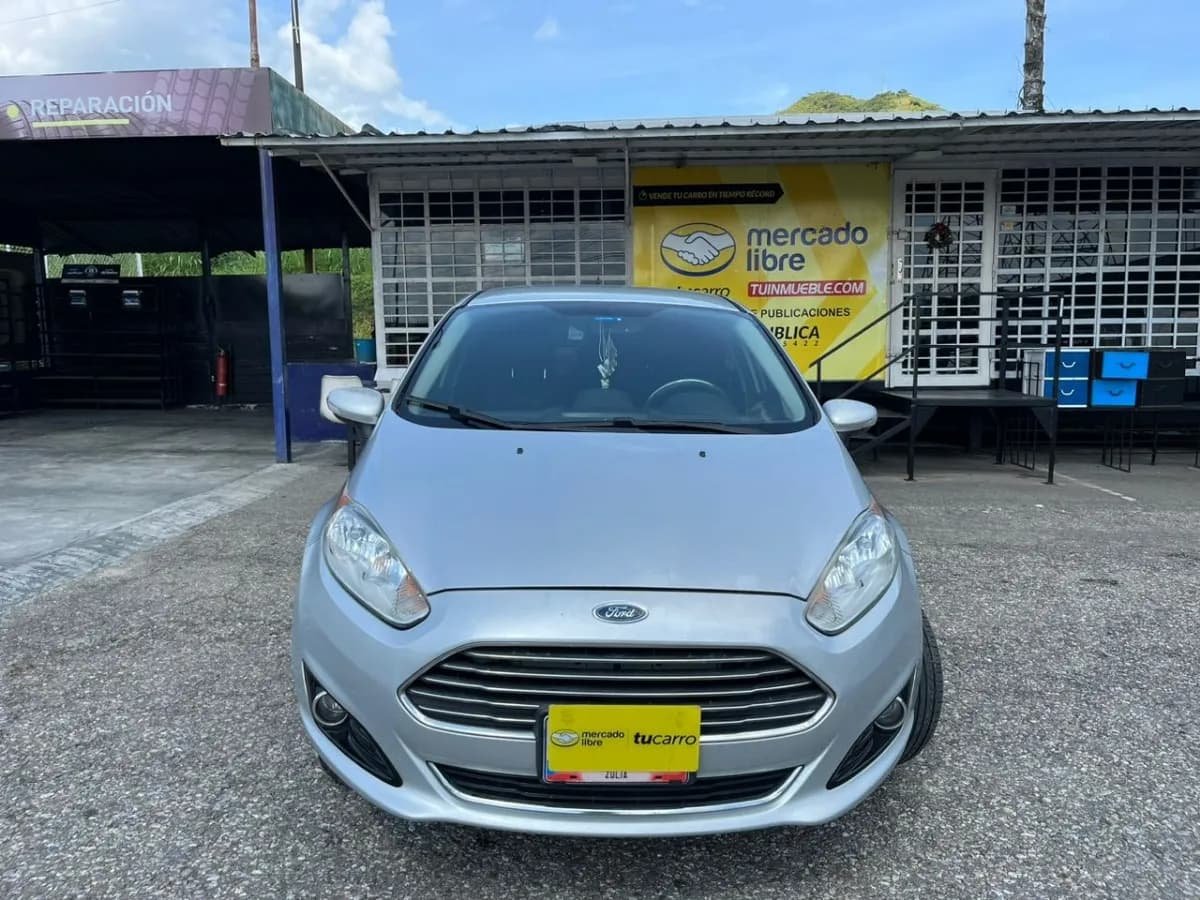 Ford Fiesta Titanium 2015 automático Plateado