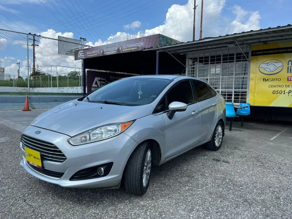 Ford Fiesta Titanium 2015 automático Plateado
