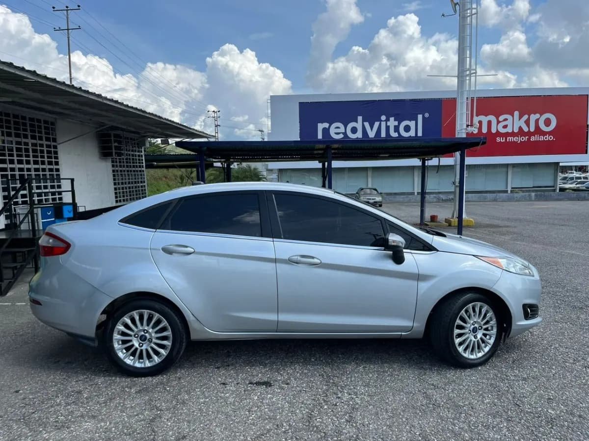 Ford Fiesta Titanium 2015 automático Plateado