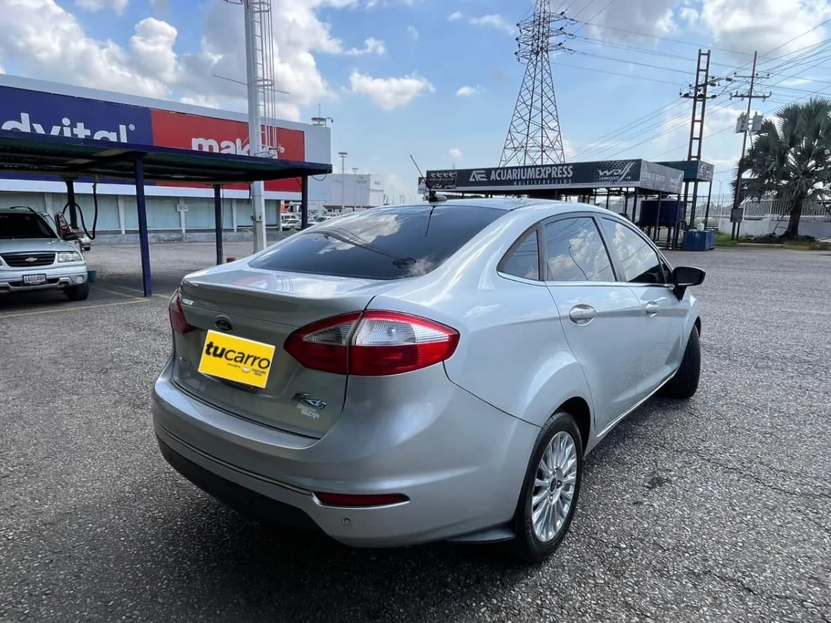 Ford Fiesta Titanium 2015 automático Plateado