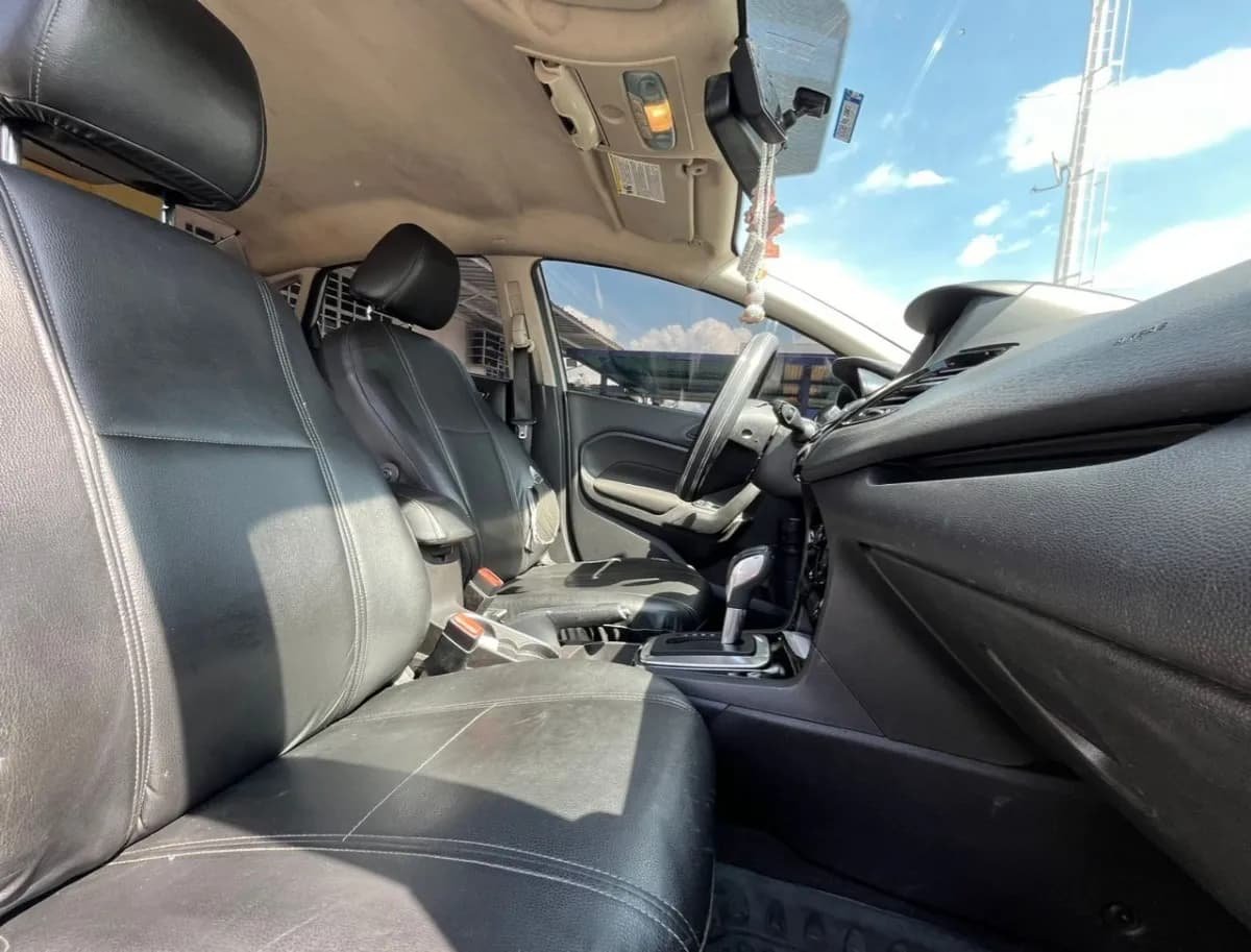 Ford Fiesta Titanium 2015 automático Plateado