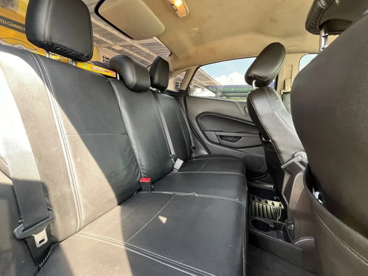 Ford Fiesta Titanium 2015 automático Plateado