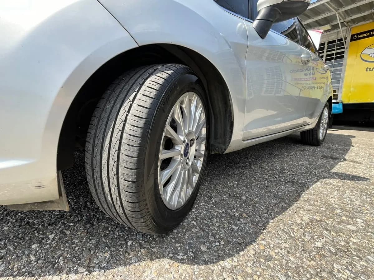 Ford Fiesta Titanium 2015 automático Plateado