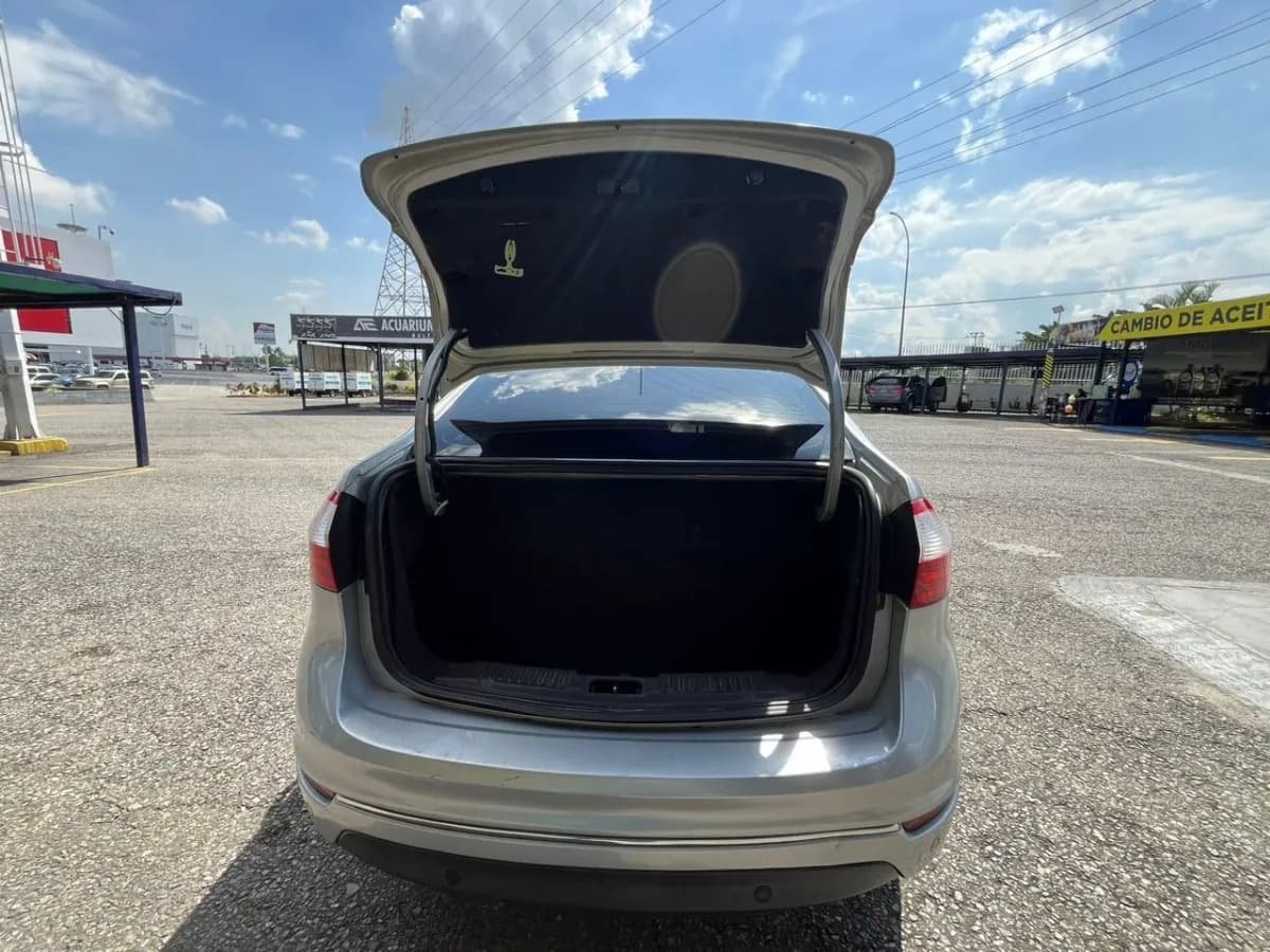 Ford Fiesta Titanium 2015 automático Plateado