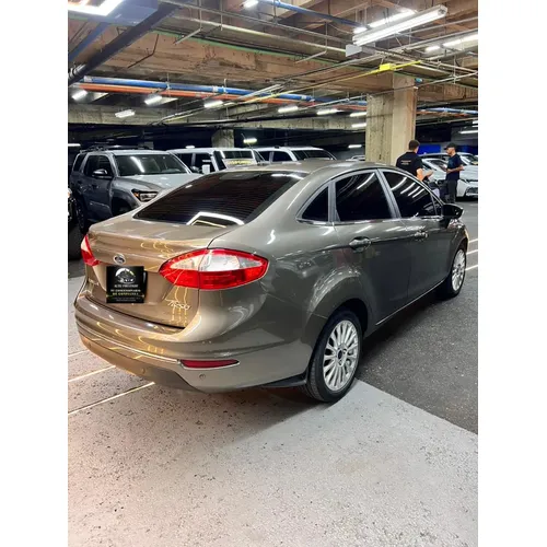 Ford Fiesta Titanium 2017 Gris Caracas