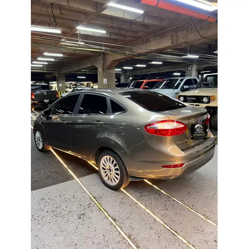 Ford Fiesta Titanium 2017 Gris Caracas