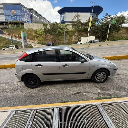 Ford Focus 2005 Plateado Caracas