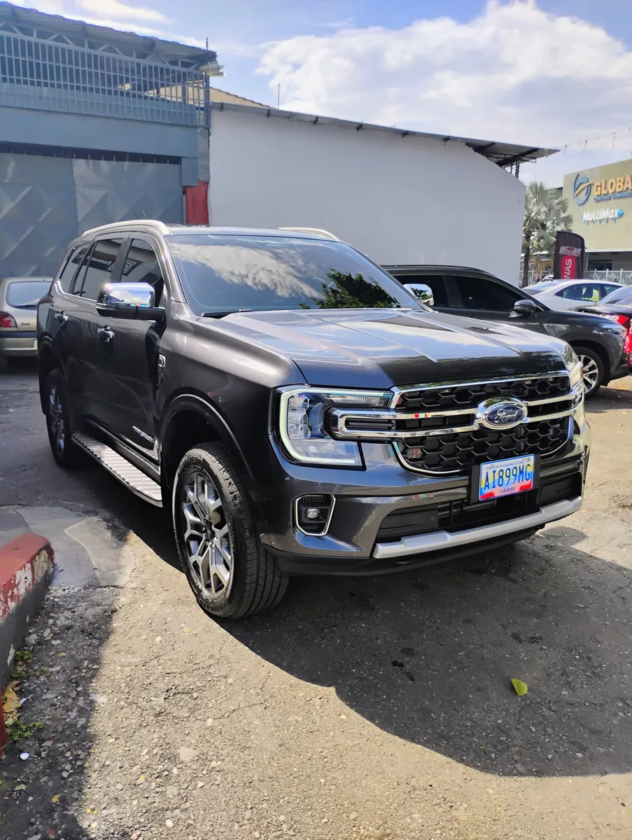 Ford Titanium/Everest 2025 Gris Maracay