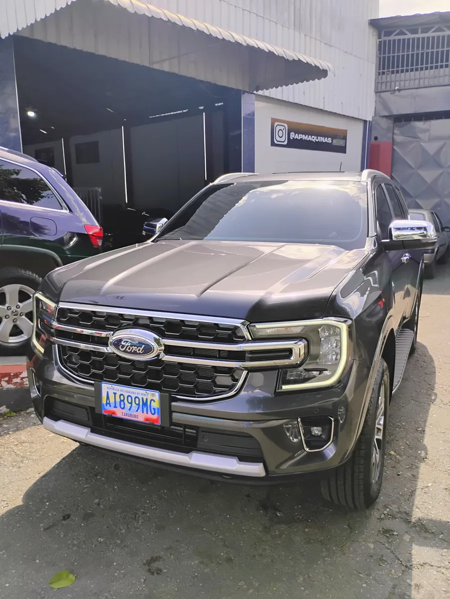 Ford Titanium/Everest 2025 Gris Maracay