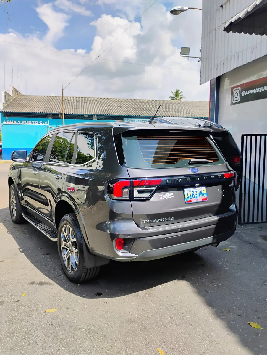 Ford Titanium/Everest 2025 Gris Maracay