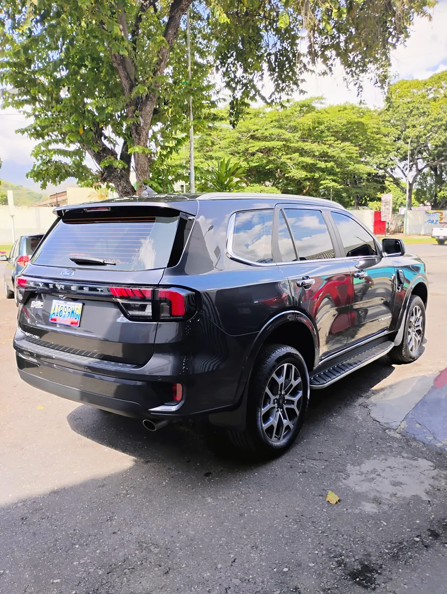 Ford Titanium/Everest 2025 Gris Maracay