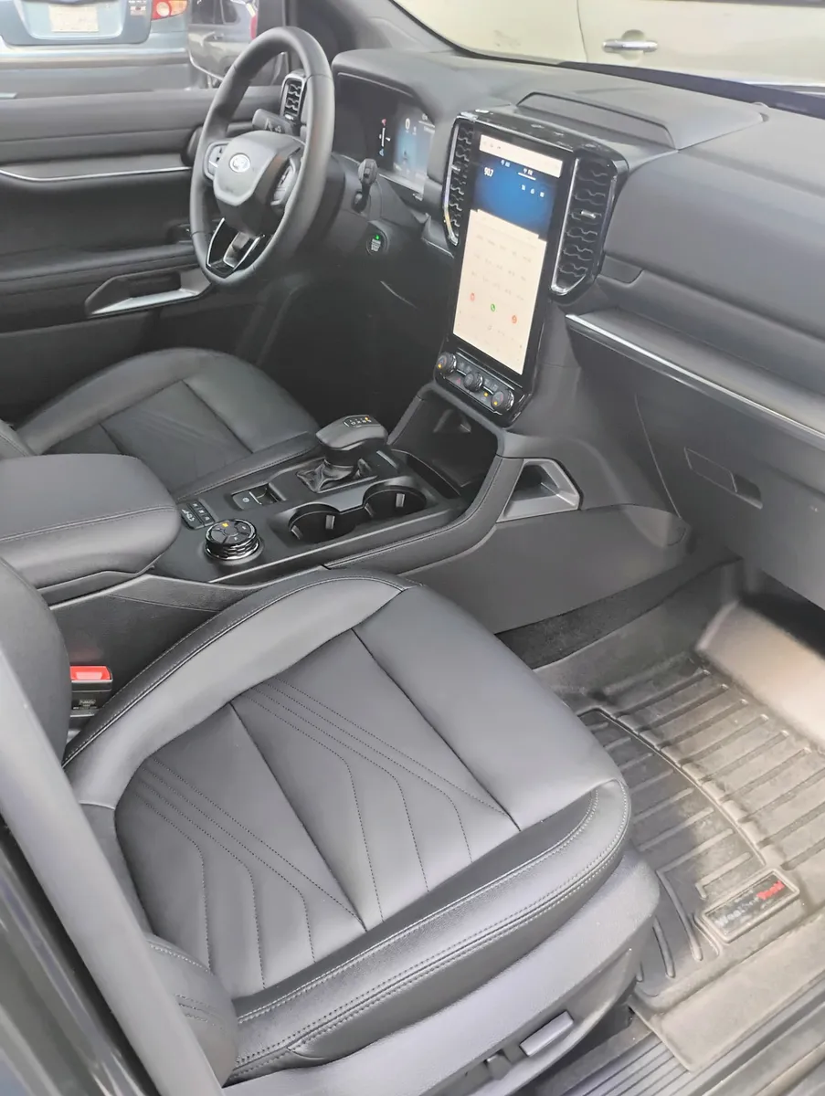 Ford Titanium/Everest 2025 Gris Maracay