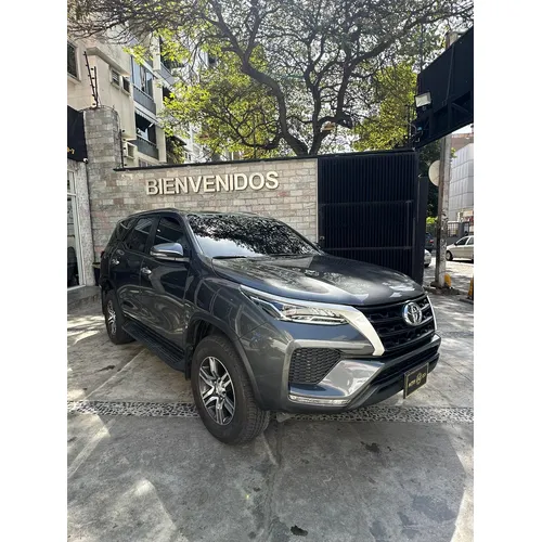 Toyota Fortuner 2024 Gris Caracas