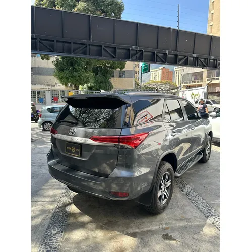 Toyota Fortuner 2024 Gris Caracas