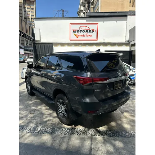 Toyota Fortuner 2024 Gris Caracas