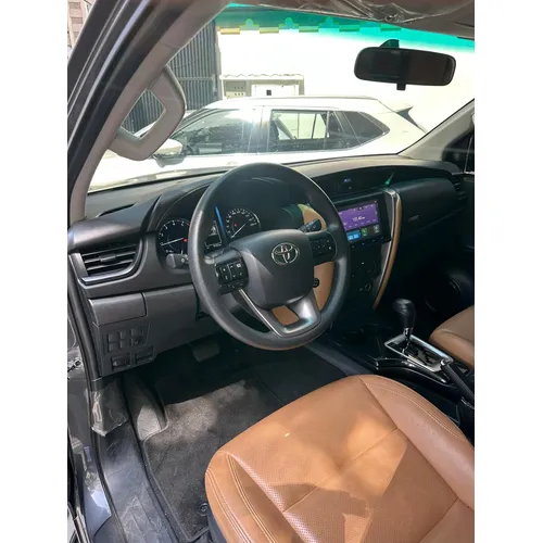 Toyota Fortuner 2024 Gris Caracas
