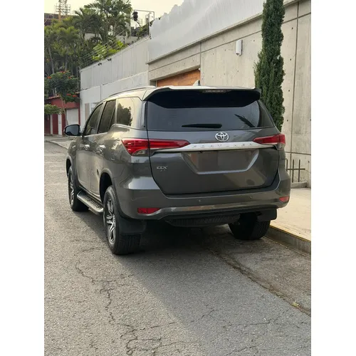 Toyota Fortuner Dubai 2024 Gris Caracas