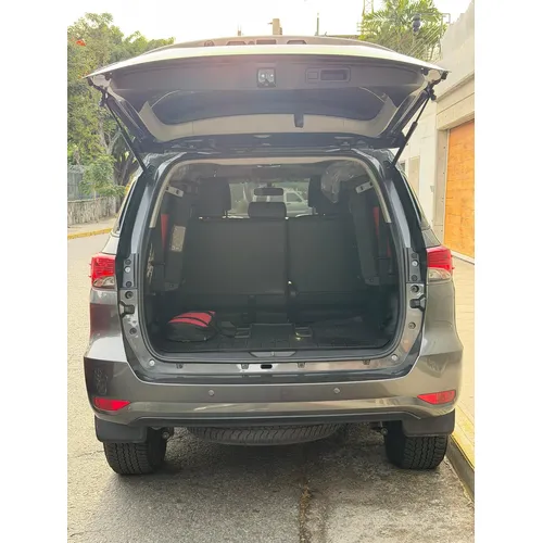 Toyota Fortuner Dubai 2024 Gris Caracas