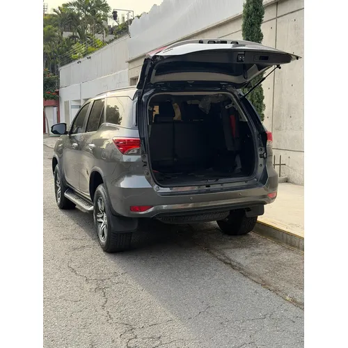 Toyota Fortuner Dubai 2024 Gris Caracas