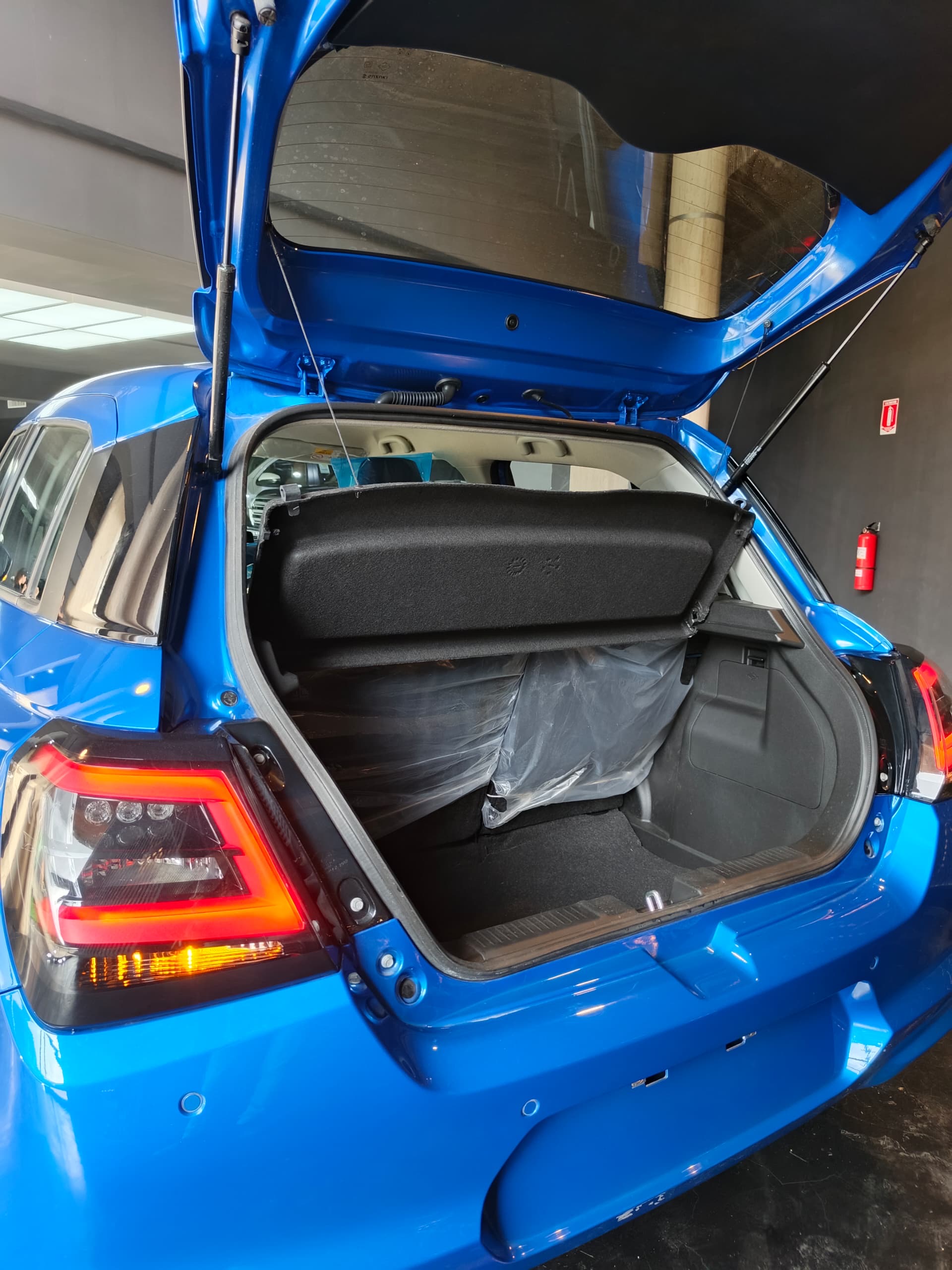 Hatchback SUZUKI SWIFT 2025 color azul5