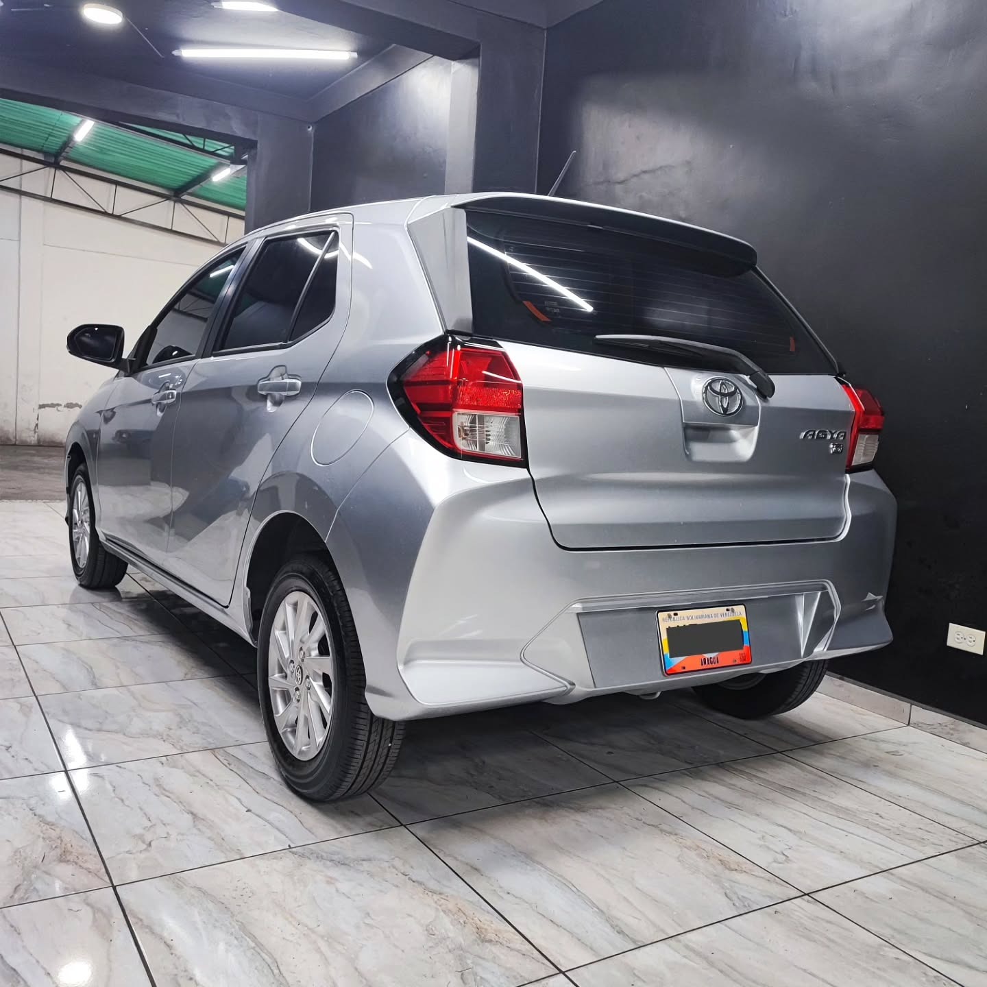 Toyota AGYA G 2025 Plateado Caracas