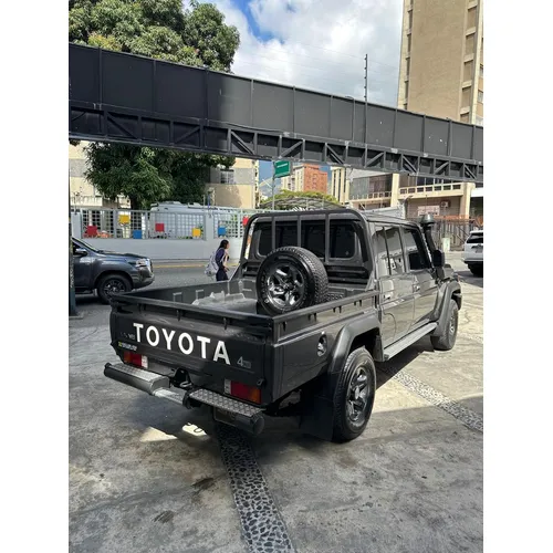 Toyota Land Cruiser 79 Hembrita LX 2024 Gris Caracas