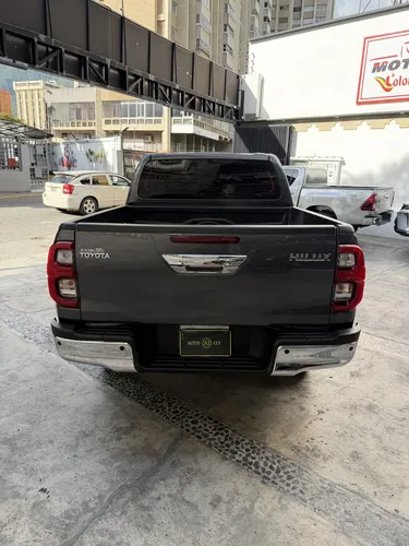 Toyota Hilux 2024 Plateado Caracas