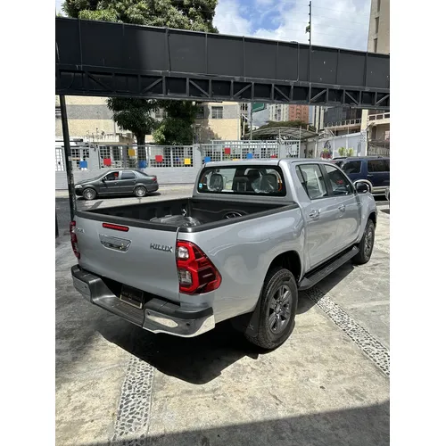 Toyota Hilux 2026 Plateado Caracas