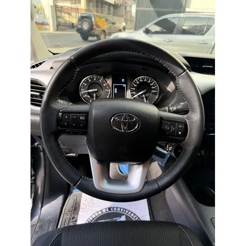 Toyota Hilux 2024 Plateado Caracas