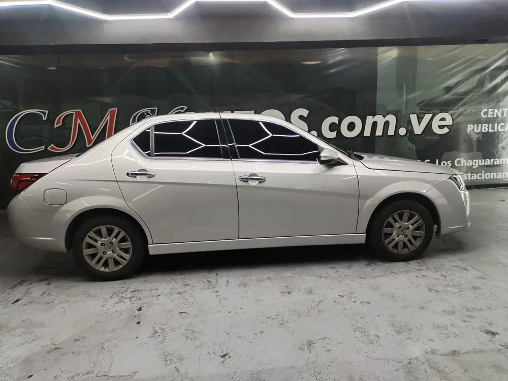 Ikco Dena MT 2023 Plateado Caracas