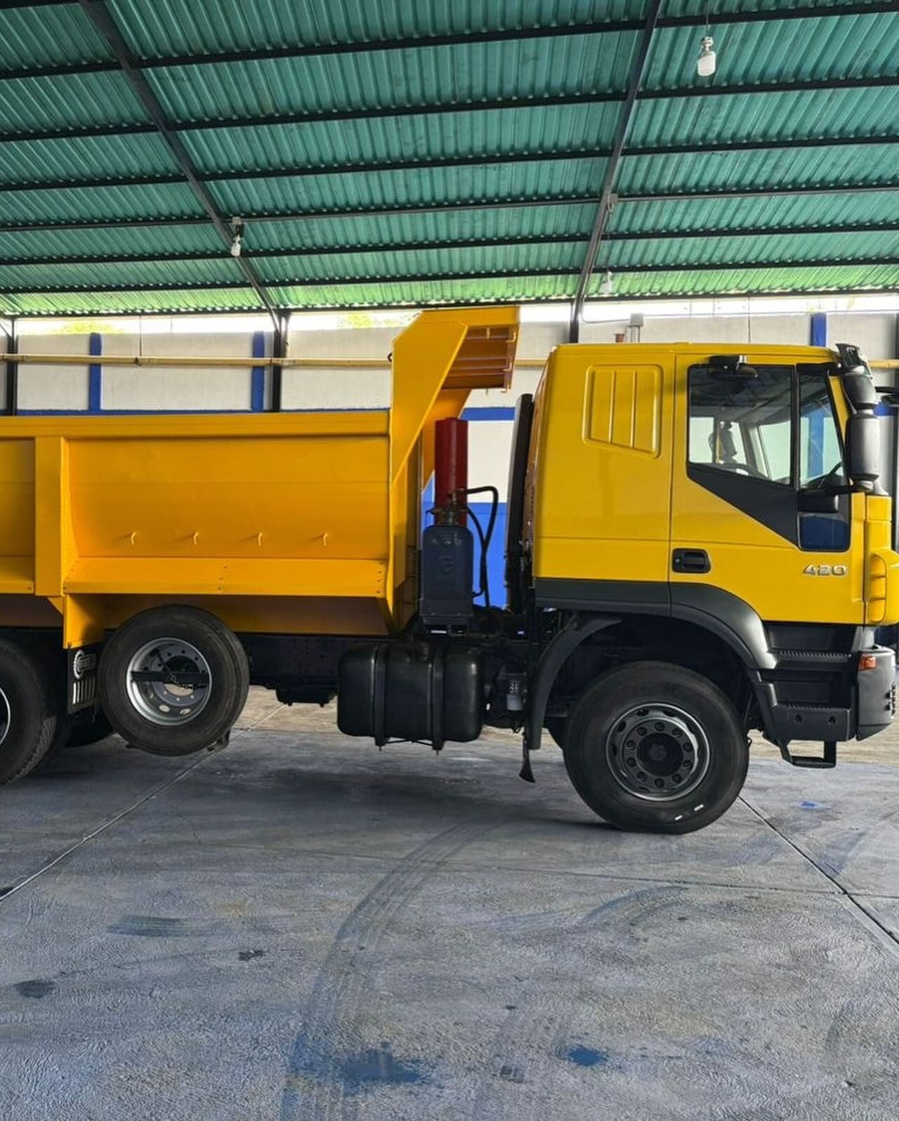 Iveco Trakker 420 modelo 2007 Amarillo