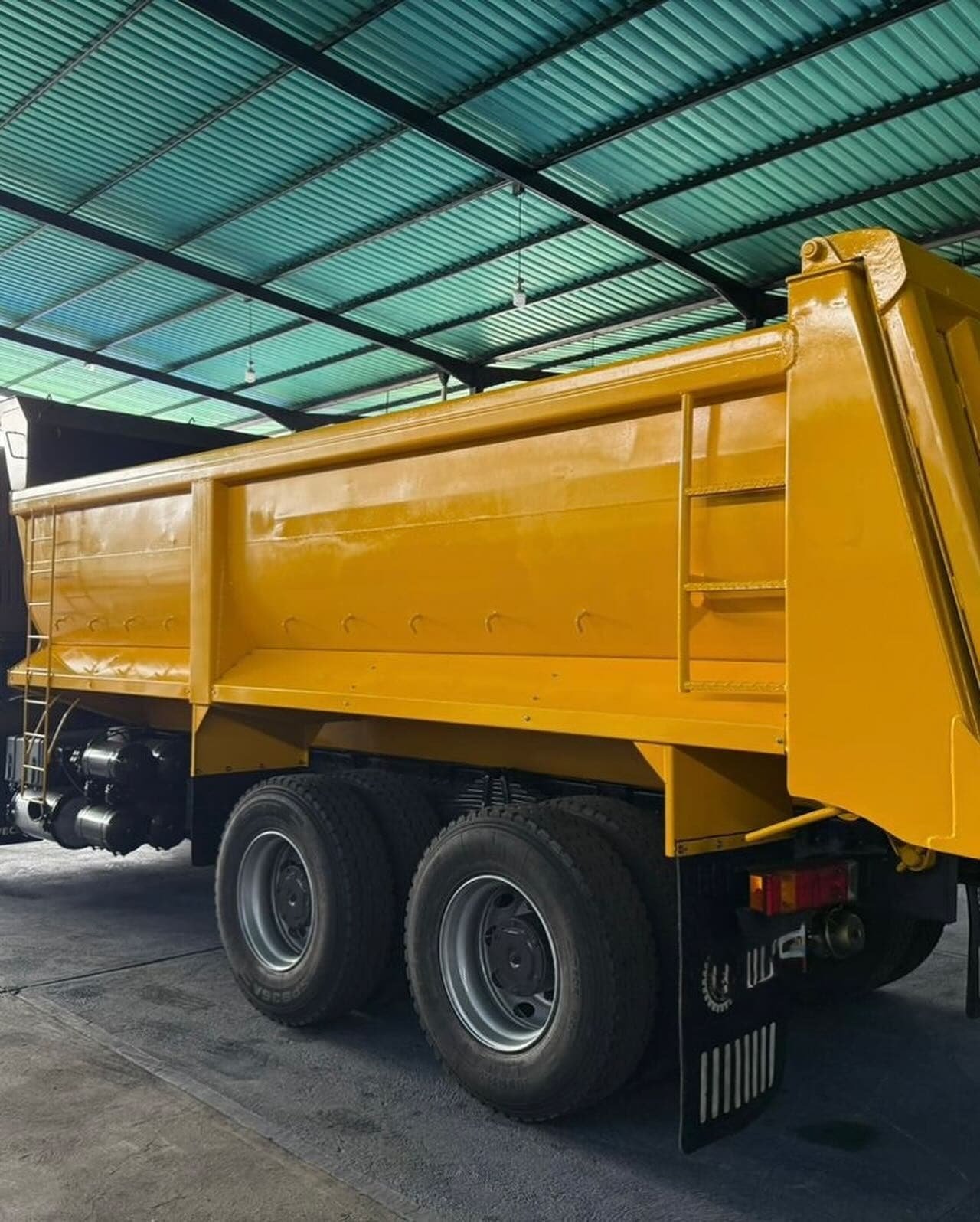 Iveco Trakker 420 modelo 2007 Amarillo